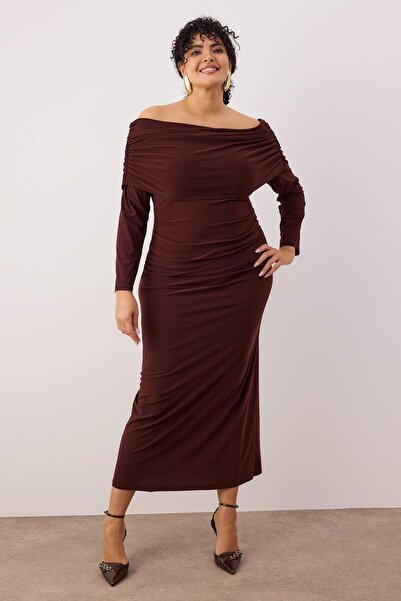 Trendyol Curve Περιορισμένης έκδοσης Καφέ φόρεμα με κορδόνι Carmen με ελαστικό γιακά, μάξι πλεκτό φόρεμα μεγάλου μεγέθους TBBAW26AH00072