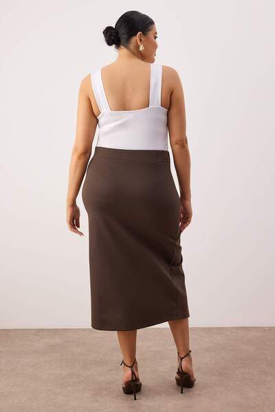 Trendyol Curve Καφέ Πλεκτό Ελαστικό Ύφασμα με Λεπτομέρεια Σχισμής Μεγάλου Μεγέθους Μίντι Φούστα TBBAW26AZ00023