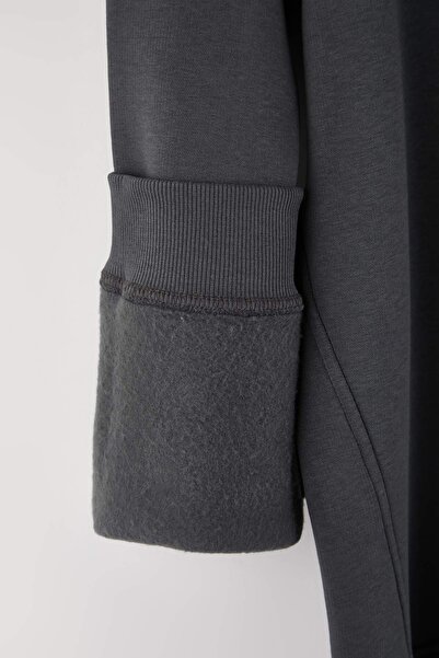 Trendyol Collection Φούτερ με φερμουάρ με ψηλό γιακά και εσωτερικό φλις, κέντημα ελάφι, μεγάλο μέγεθος ανθρακί TMNAW24AO00024