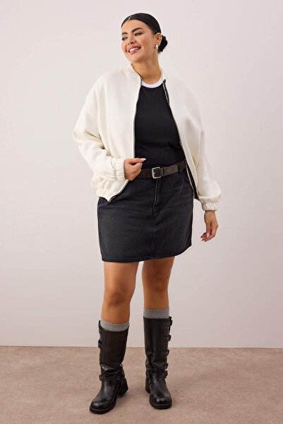 Trendyol Curve Ecru-Sweatshirt mit Bomberkragen, Oversize/Schlagform, mit Reißverschluss vorne, große Größe, TBBAW26AO00038