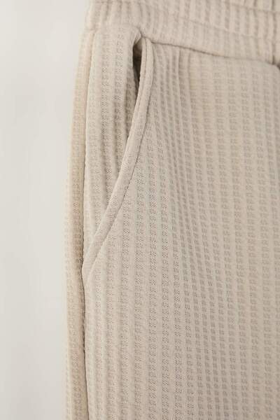 Trendyol Collection Παντελόνι αθλητικής φόρμας με κανονική κοπή με υφή ανοιχτού τύπου TMNAW26EA00013