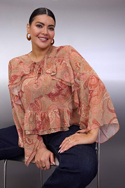 Trendyol Curve Πολύχρωμη μπλούζα με μοτίβο σάλι με βολάν από υφαντό σιφόν μεγάλου μεγέθους TBBAW26AF00073