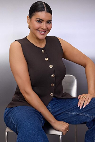 Trendyol Curve Πλεκτό γιλέκο σε σκούρο καφέ χρώμα με λεπτομέρεια από χρυσό κουμπί TBBSS25BH00015