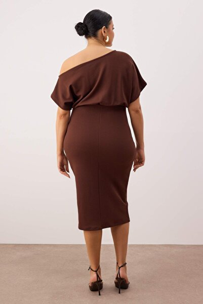 Trendyol Curve Καφέ ασύμμετρο φόρεμα με σχισμή με λαιμόκοψη από κρεπ πλεκτό μεγάλο μέγεθος TBBSS24AH00083
