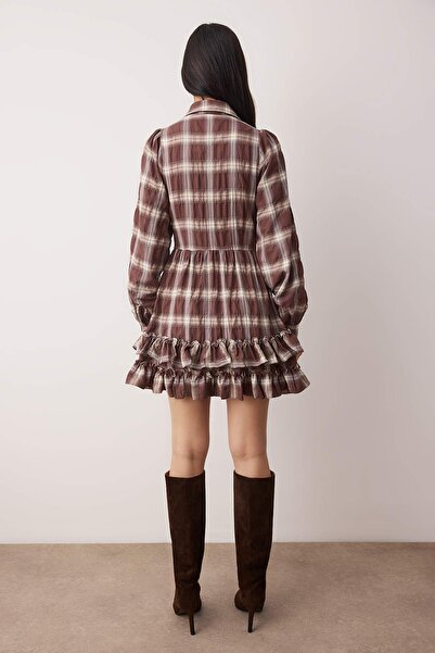 Trendyol Collection Кафява тартанова / карирана къса рокля с набори / мини рокля от тъкан TWOAW26EL00353