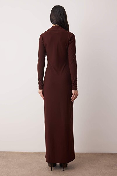 Trendyol Collection Πλεκτό φόρεμα με κουμπιά και λαιμόκοψη σε καφέ χρώμα περιορισμένης έκδοσης TWOAW26EL00110