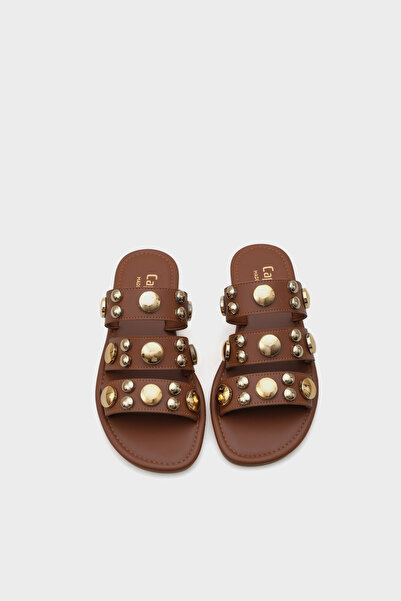 Capone Outfitters Dámské pantofle Kate s kovovými doplňky na plochém podpatku s kulatou špičkou