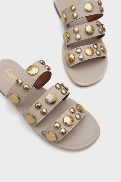 Capone Outfitters Γυναικείες παντόφλες Kate Banded Metal Accessories με ίσιο τακούνι και στρογγυλή μύτη