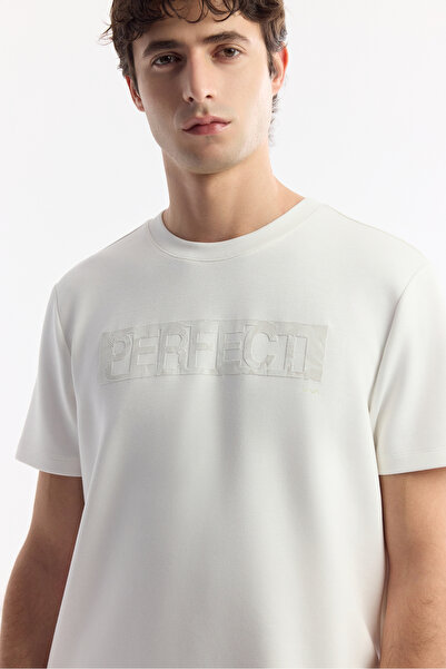 Avva Ανδρικό μπλουζάκι με στάμπα εκρού με λαιμόκοψη με δύο ελαστικότητες και κανονική εφαρμογή A51Y1044