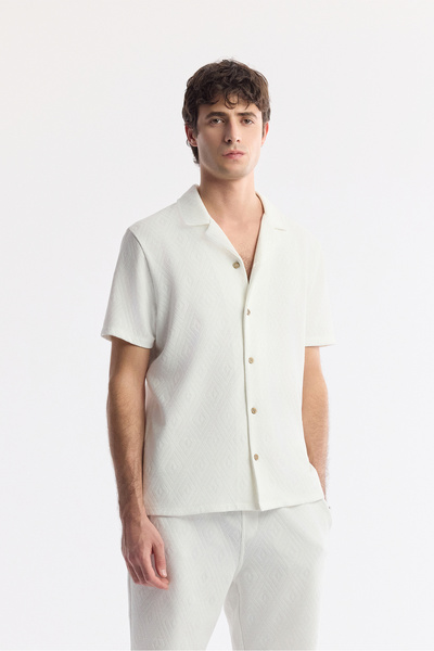 Avva Мъжка риза с къс ръкав, редовна кройка, от вискозна смес с жакардов десен и яка Apaj в цвят екрю A51Y2144