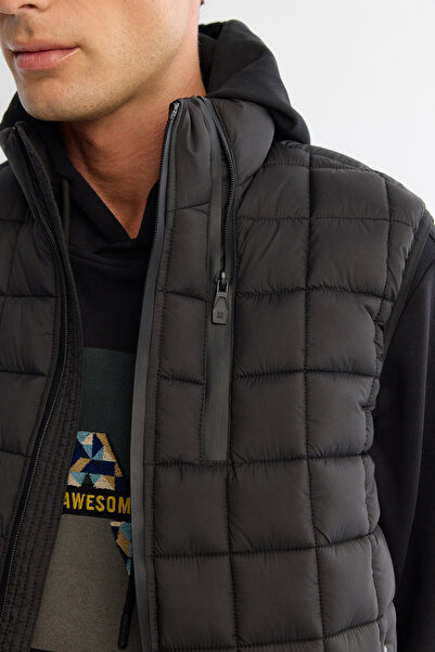 Avva Чоловічий чорний жилет з прямим коміром, квадратним капітоном, термометром і надувним комфортним кроєм A42Y6502