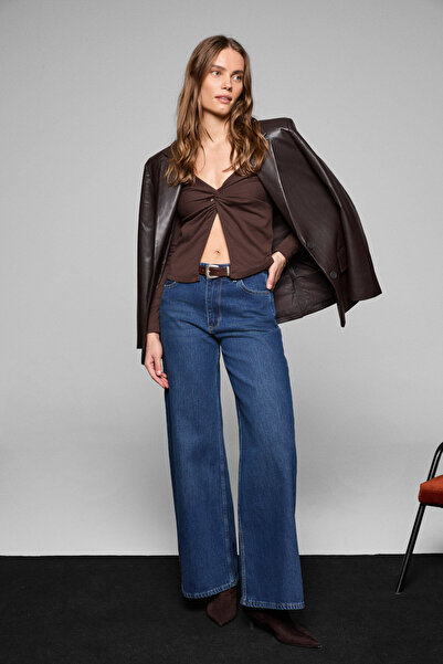 GRIMELANGE Bluză maro închis cu mâneci lungi, cu guler asimetric, cu față deschisă, din țesătură elastică pentru femei ANUVIEA