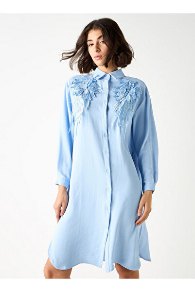 2Xtremz فستان قميص مزين من 2Xtremz بياقة وأكمام طويلة