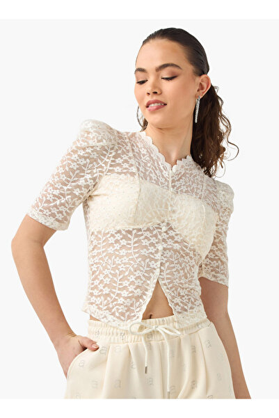 2Xtremz بلوزة شفافة من الدانتيل المزهر مع أزرار للإغلاق وأكمام منفوخة