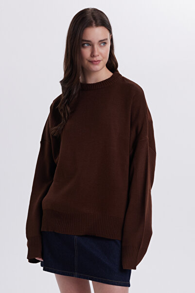 Tudors Γυναικείο πουλόβερ oversized με φαρδιά λαιμόκοψη καφέ