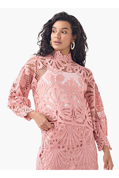 2Xtremz بلوزة بتفاصيل من الدانتيل ورقبة عالية وأكمام طويلة