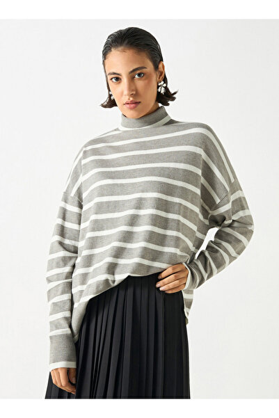 2Xtremz سترة مخططة برقبة عالية وأكمام طويلة