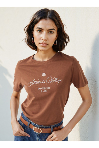 FAV تي شيرت مطبوع بياقة دائرية