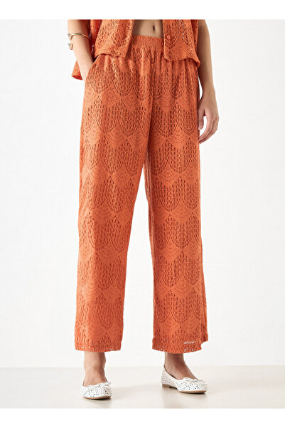 FAV بنطال واسع الساق بتفاصيل من الدانتيل مع حزام خصر مطاطي وجيوب
