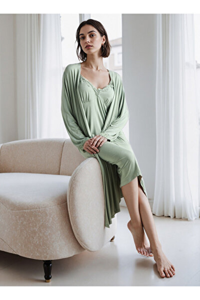 FAV فستان من الدانتيل مع رداء