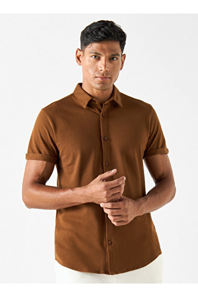 Iconic قميص بقصّة Slim Fit ومُحكم الغلق بأكمام قصيرة وأزرار