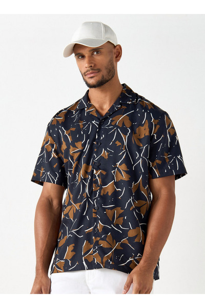 Iconic قميص بياقة معسكر مطبوعة بالكامل وأكمام قصيرة