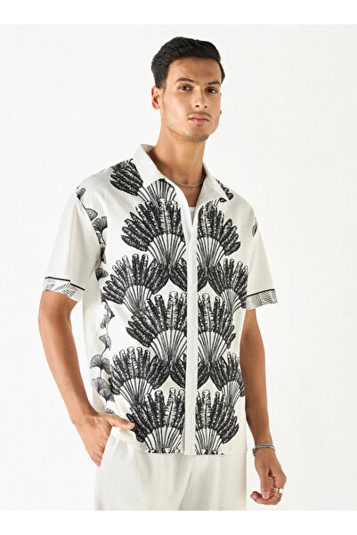 FAV قميص مريح بطبعة أوراق الشجر مع ياقة معسكر