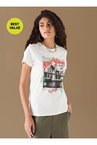 FAV تي شيرت بطبعة جرافيكية ورقبة دائرية وأكمام قصيرة