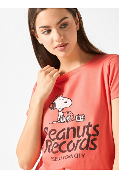 SP Characters تي شيرت بطبعة الفول السوداني ورقبة دائرية وأكمام قصيرة