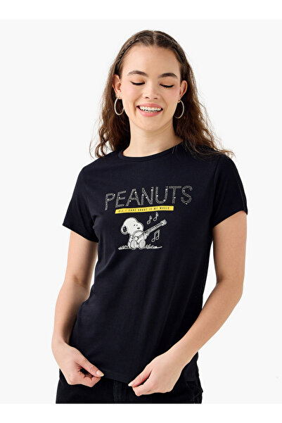 SP Characters تي شيرت مطبوع عليه صورة سنوبي، برقبة دائرية وأكمام قصيرة