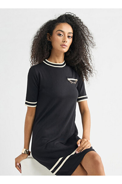 FAV فستان مخطط بسلسلة معدنية مع رقبة دائرية وأكمام قصيرة