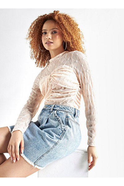 FAV بلوزة ذات رقبة دائرية مزخرفة بتفاصيل مجعدة وأكمام طويلة