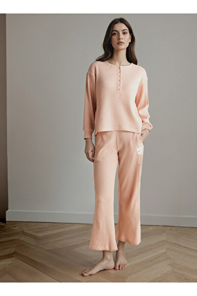 FAV طقم بيجامات برقبة على شكل حرف V منخفضة