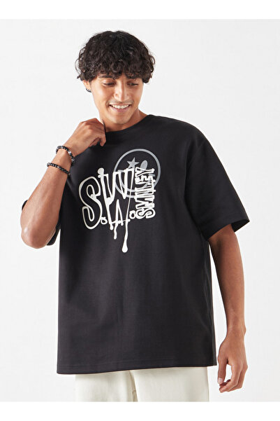 SP Characters تي شيرت بطبعة جرافيكية ورقبة دائرية وأكمام قصيرة
