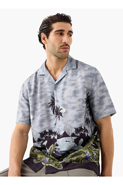 Iconic قميص مطبوع بقصّة عادية أيقونية مع ياقة معسكر وأكمام قصيرة