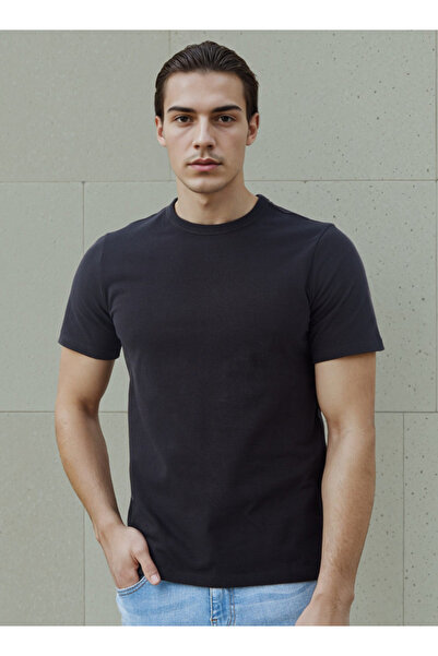 FAV تي شيرت بقصة عادية ورقبة دائرية وأكمام قصيرة