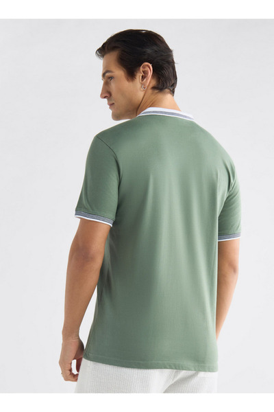 FAV Colourblock Polo T-shirt with Short Sleeves and Button Closure