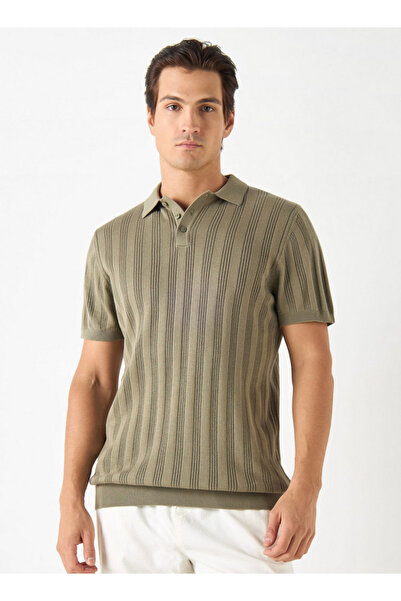 FAV تي شيرت بولو محكم بأكمام قصيرة وأزرار للإغلاق