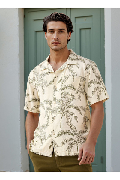 Iconic قميص مطبوع عليه أوراق شجر في جميع أنحاءه