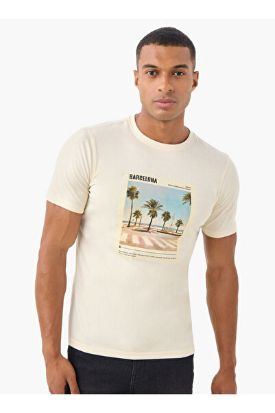 FAV تي شيرت بقصّة Slim Fit مطبوع عليه شعار برشلونة