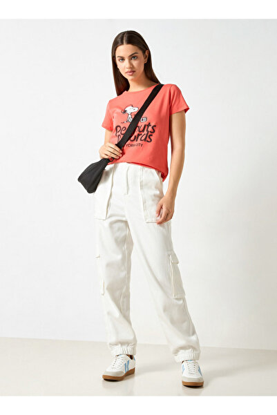 SP Characters تي شيرت بطبعة الفول السوداني ورقبة دائرية وأكمام قصيرة