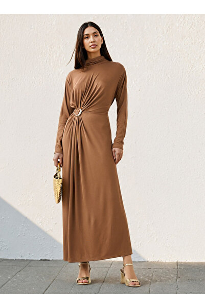 Iconic فستان منسدل برقبة عالية