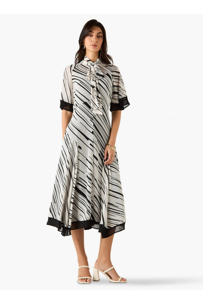 Iconic فستان ميدي أيقوني بقصة A وطبعة كاملة مع رقبة على شكل فيونكة