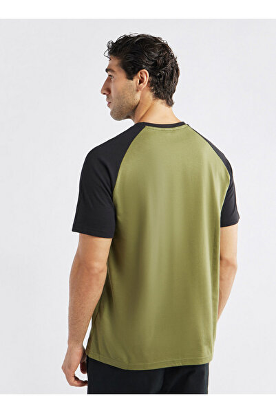 FAV Colourblock T-shirt with Crew Neck and Raglan Sleeves