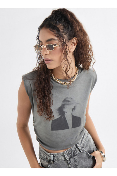 FAV تي شيرت مطبوع بدون أكمام مع تفاصيل مكشكشة