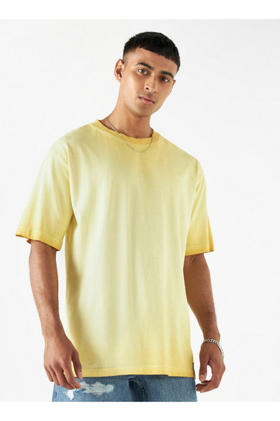 FAV تي شيرت مزخرف برقبة دائرية وأكمام قصيرة