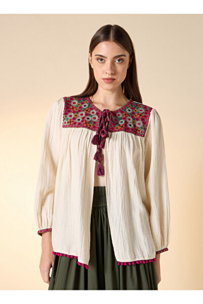 FAV بلوزة مطرزة بأكمام طويلة وربطة عنق