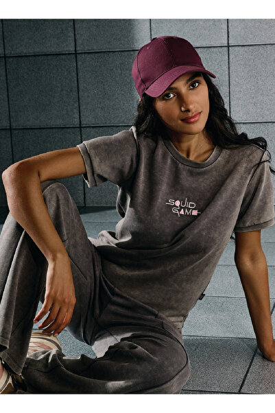 SP Characters تي شيرت قصير مطرز بلعبة الحبار مع رقبة دائرية