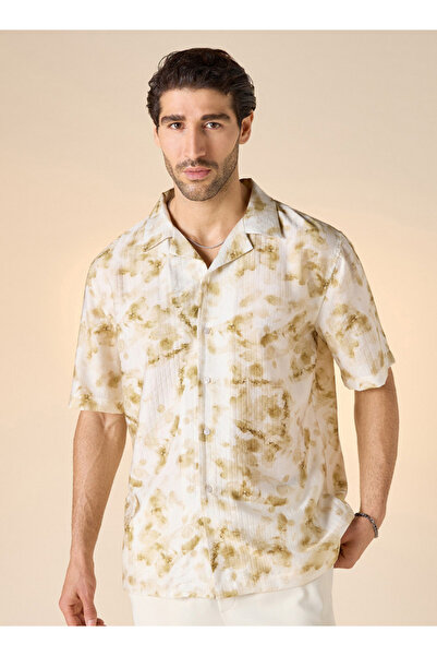 Iconic قميص أيقوني بطبعة كاملة وياقة معسكر وأكمام قصيرة