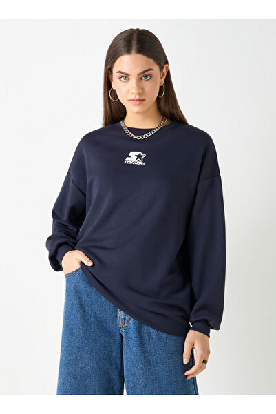 FAV سويت شيرت بتفاصيل شعار البادئ مع رقبة دائرية وأكمام طويلة